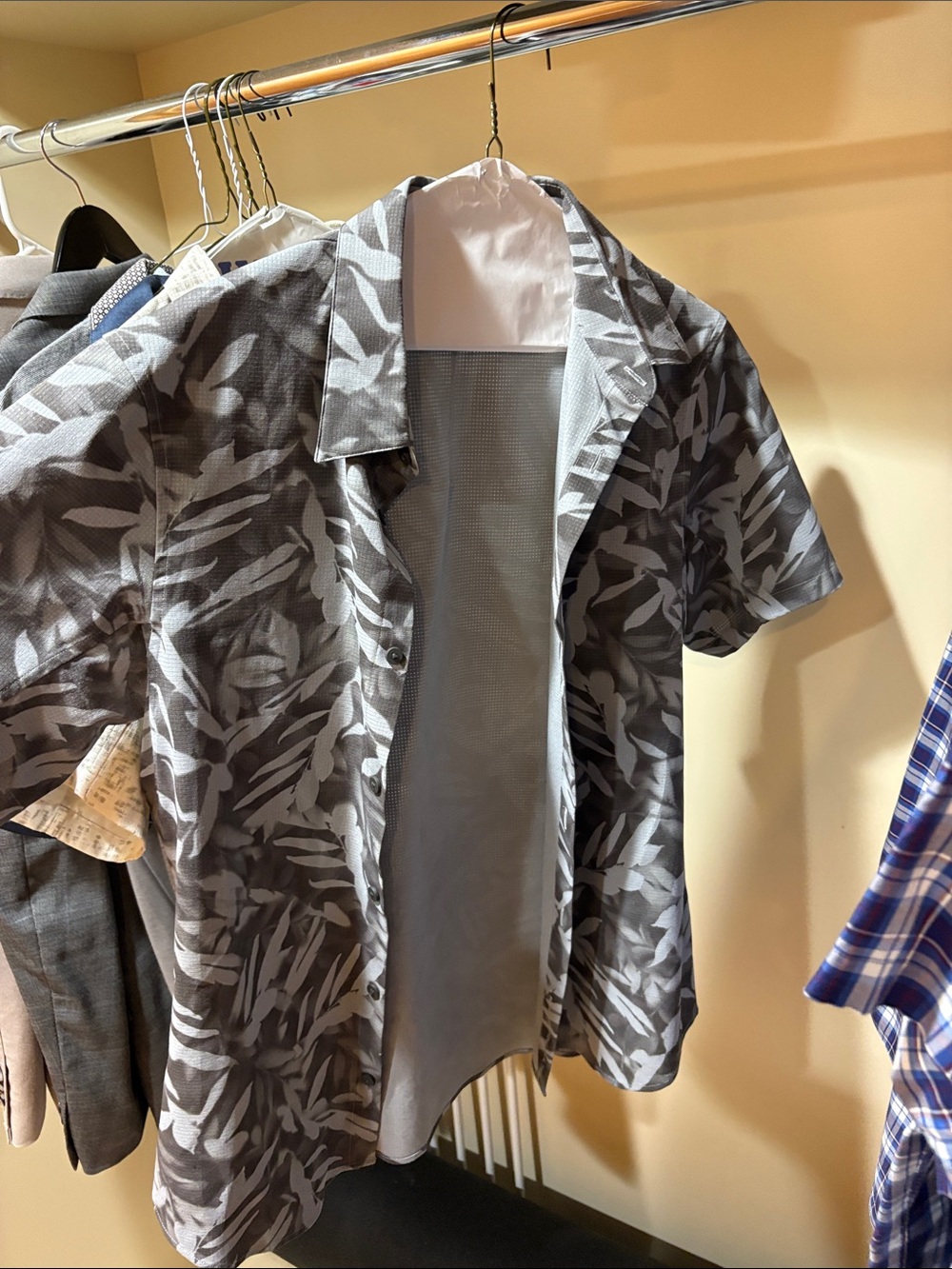 Men's Short-Sleeve Printed Camp Shirt - Gray Leaf Pattern